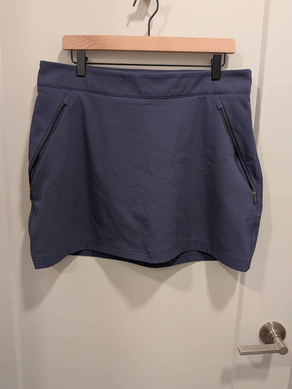 Columbia navy blue sporty zip-pocket skort